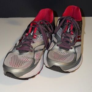 Saucony Women’s Silver and Red Everun Guide10 Athletic Shoes 9.5